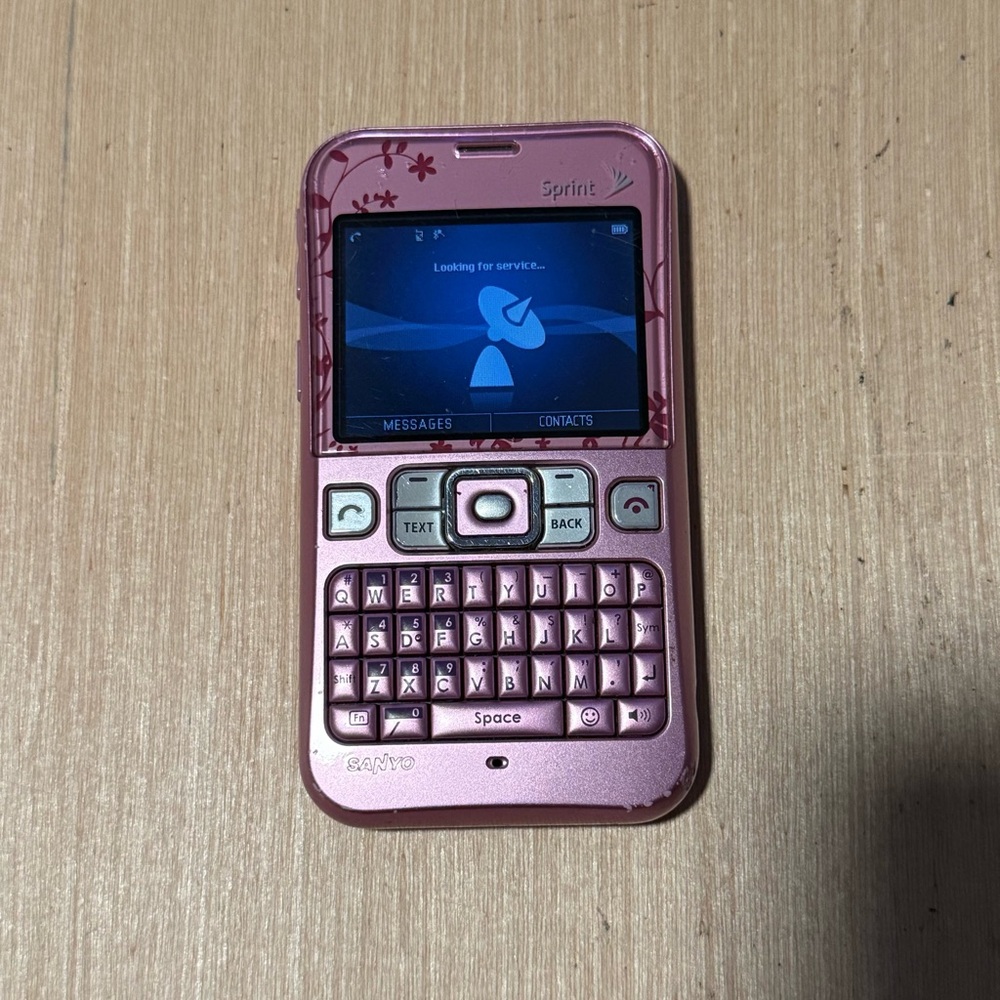 Sprint Mobile Sanyo Model:SCP-2700 Pink Cell Phone Turns On No Charg Read Info!